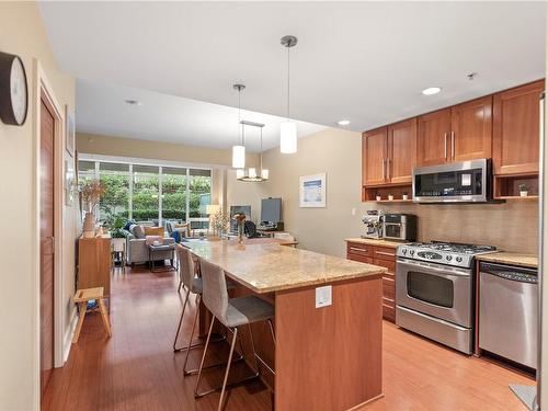 302-828 Rupert Terr, Victoria, BC - Indoor Photo Showing Kitchen