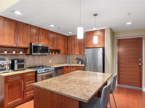 302-828 Rupert Terr, Victoria, BC - Indoor Photo Showing Kitchen