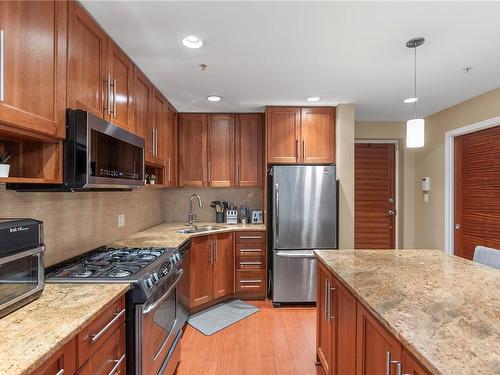 302-828 Rupert Terr, Victoria, BC - Indoor Photo Showing Kitchen