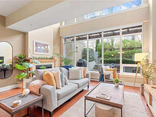 302-828 Rupert Terr, Victoria, BC - Indoor Photo Showing Living Room