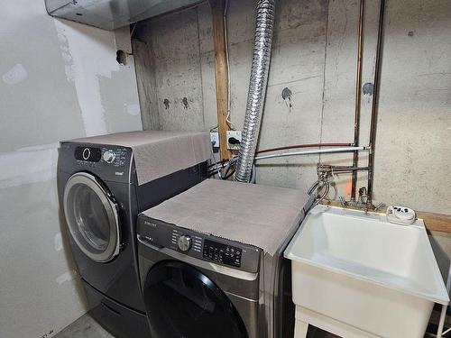 Bsmt-1146 Prestonwood Cres, Mississauga, ON - Indoor Photo Showing Laundry Room