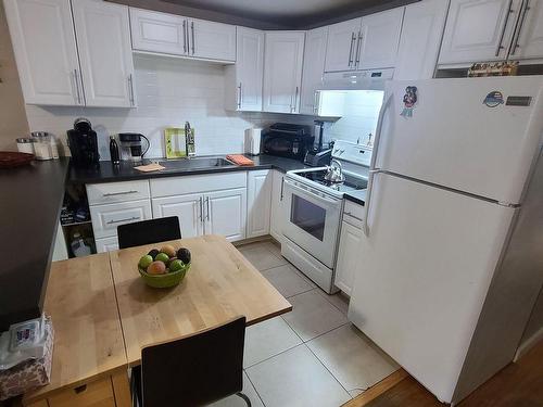 9-11 Ellen St N, Mississauga, ON - Indoor Photo Showing Kitchen