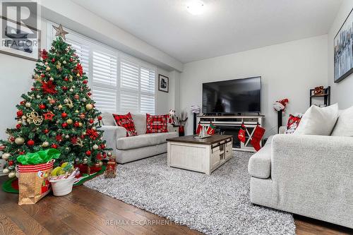 24 Whithorn Crescent, Haldimand, ON - Indoor Photo Showing Living Room