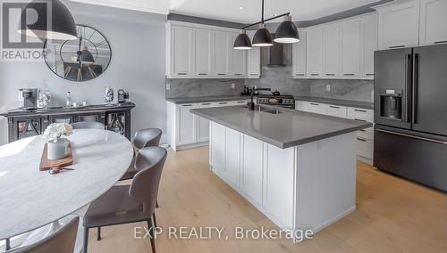 8 Philips Lake Court, Richmond Hill, ON - Indoor Photo Showing Kitchen