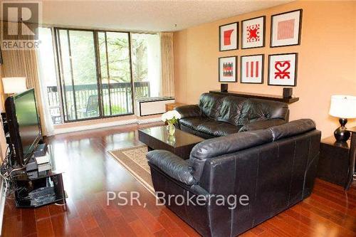 206E - 30 Fashion Rose Way, Toronto, ON - Indoor Photo Showing Living Room