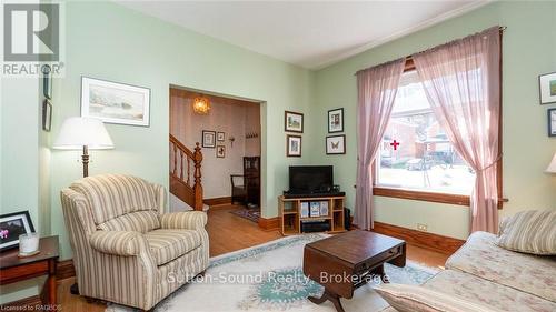 967 4Th Avenue W, Owen Sound, ON - Indoor Photo Showing Living Room