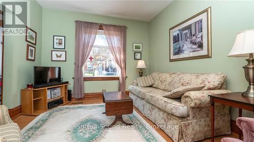 967 4Th Avenue W, Owen Sound, ON - Indoor Photo Showing Living Room