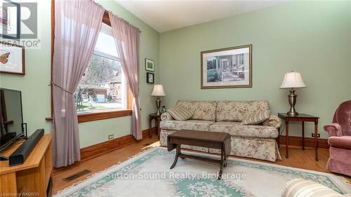 967 4Th Avenue W, Owen Sound, ON - Indoor Photo Showing Living Room