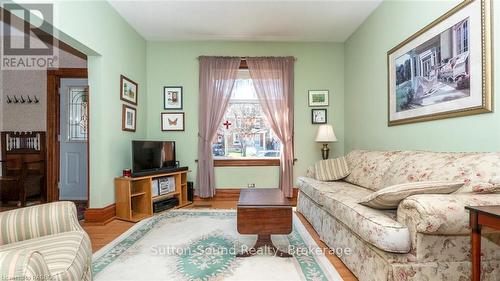 967 4Th Avenue W, Owen Sound, ON - Indoor Photo Showing Living Room