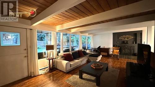 640 E Queens Road, North Vancouver, BC - Indoor Photo Showing Living Room