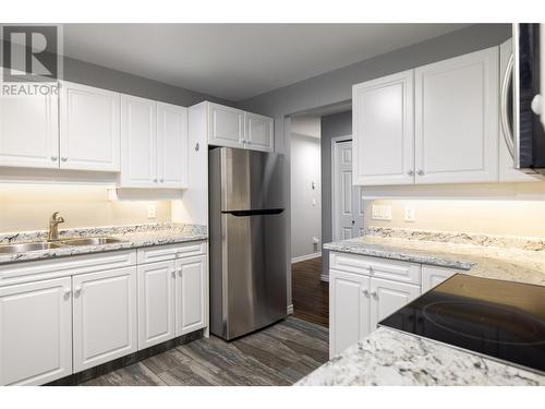 555 Houghton Road Unit# 118, Kelowna, BC - Indoor Photo Showing Kitchen With Double Sink