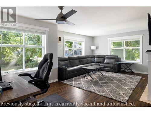 555 Houghton Road Unit# 118, Kelowna, BC - Indoor Photo Showing Living Room