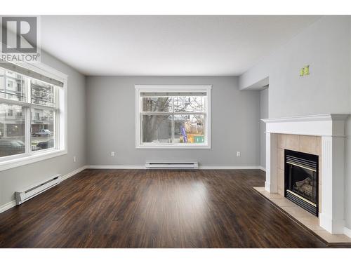 555 Houghton Road Unit# 118, Kelowna, BC - Indoor Photo Showing Living Room With Fireplace