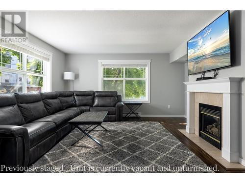 555 Houghton Road Unit# 118, Kelowna, BC - Indoor Photo Showing Living Room With Fireplace