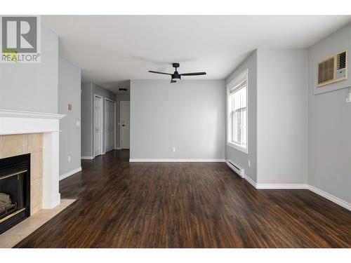 555 Houghton Road Unit# 118, Kelowna, BC - Indoor Photo Showing Living Room With Fireplace