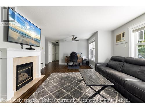 555 Houghton Road Unit# 118, Kelowna, BC - Indoor Photo Showing Living Room With Fireplace