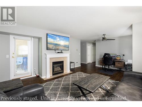 555 Houghton Road Unit# 118, Kelowna, BC - Indoor Photo Showing Living Room With Fireplace