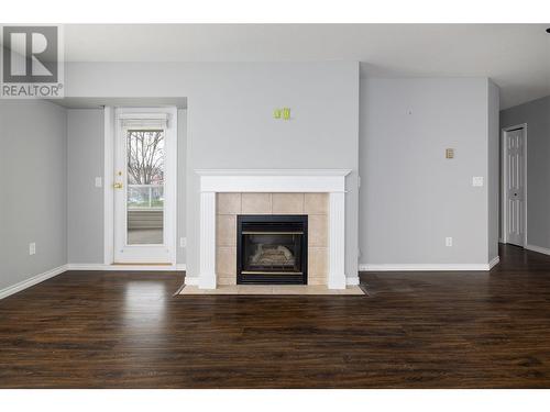 555 Houghton Road Unit# 118, Kelowna, BC - Indoor Photo Showing Living Room With Fireplace