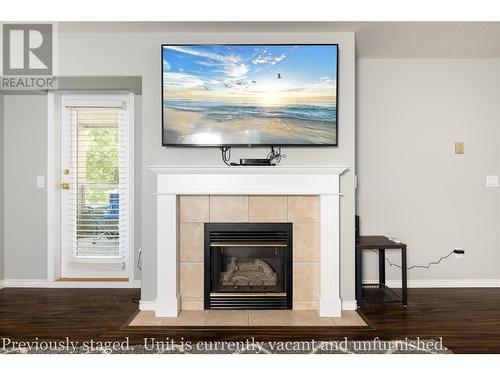 555 Houghton Road Unit# 118, Kelowna, BC - Indoor Photo Showing Living Room With Fireplace