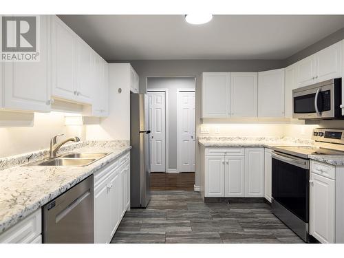 555 Houghton Road Unit# 118, Kelowna, BC - Indoor Photo Showing Kitchen With Double Sink