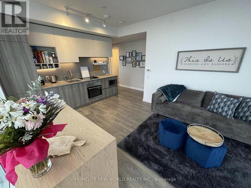 5709 - 898 Portage Parkway, Vaughan, ON - Indoor Photo Showing Living Room