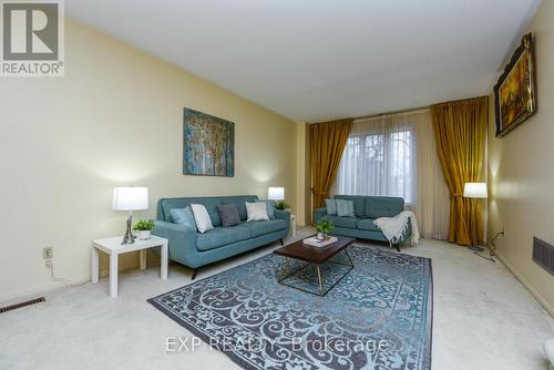 4252 Claypine Rise, Mississauga, ON - Indoor Photo Showing Living Room