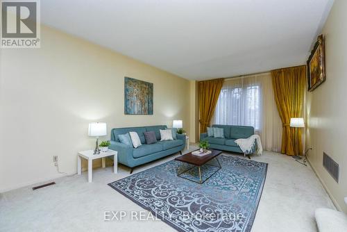 4252 Claypine Rise, Mississauga, ON - Indoor Photo Showing Living Room