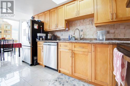 1410 - 10 Markbrook Lane, Toronto, ON - Indoor Photo Showing Kitchen