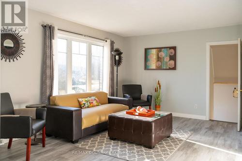 40 Greenwood Crescent, Kawartha Lakes, ON - Indoor Photo Showing Living Room