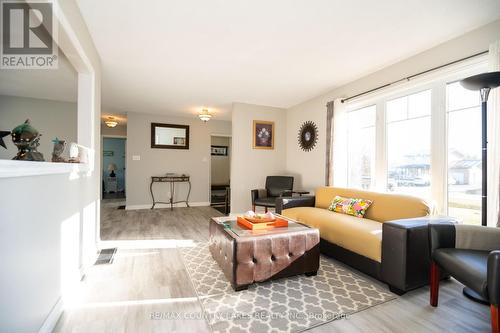 40 Greenwood Crescent, Kawartha Lakes, ON - Indoor Photo Showing Living Room