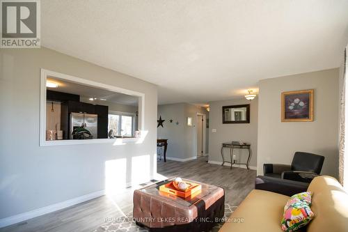 40 Greenwood Crescent, Kawartha Lakes, ON - Indoor Photo Showing Living Room