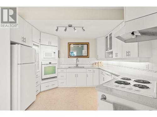 5475/5477 Kingsview Road, Vernon, BC - Indoor Photo Showing Kitchen