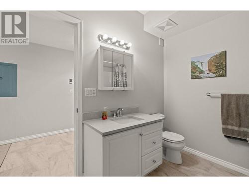 5475/5477 Kingsview Road, Vernon, BC - Indoor Photo Showing Bathroom