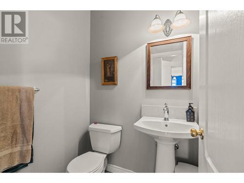 5475/5477 Kingsview Road, Vernon, BC - Indoor Photo Showing Bathroom