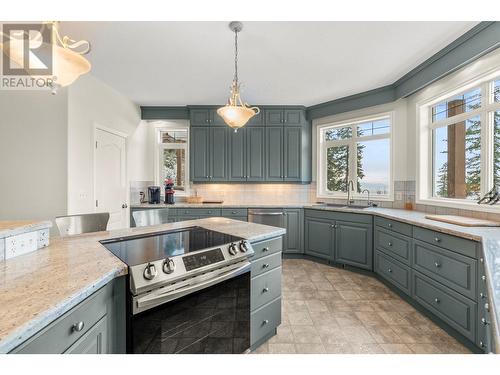 5475/5477 Kingsview Road, Vernon, BC - Indoor Photo Showing Kitchen