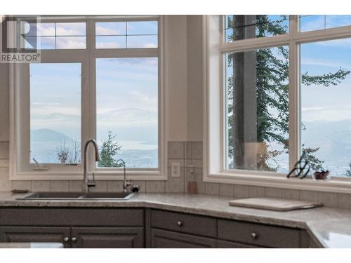 5475/5477 Kingsview Road, Vernon, BC - Indoor Photo Showing Kitchen