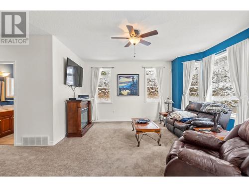 5475/5477 Kingsview Road, Vernon, BC - Indoor Photo Showing Living Room