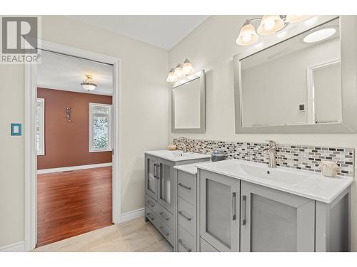 5475/5477 Kingsview Road, Vernon, BC - Indoor Photo Showing Bathroom