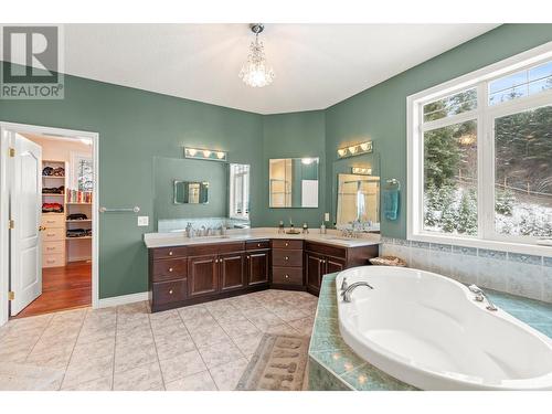 5475/5477 Kingsview Road, Vernon, BC - Indoor Photo Showing Bathroom