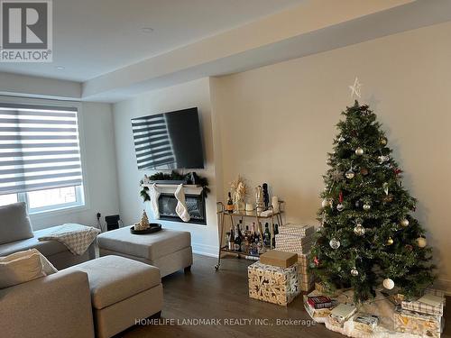 314 Laplante Street, Newmarket, ON - Indoor Photo Showing Living Room