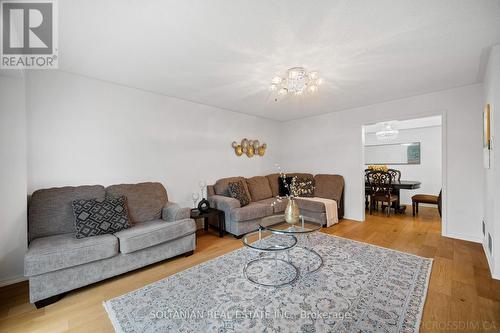 582 Pinder Avenue, Newmarket, ON - Indoor Photo Showing Living Room