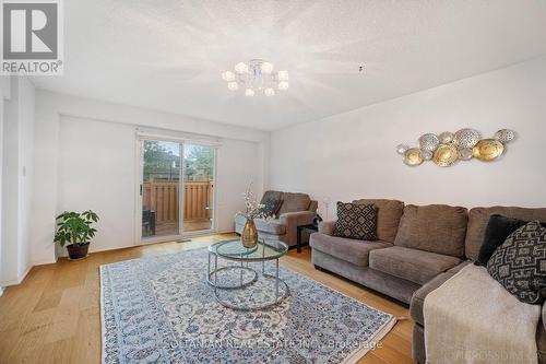 582 Pinder Avenue, Newmarket, ON - Indoor Photo Showing Living Room