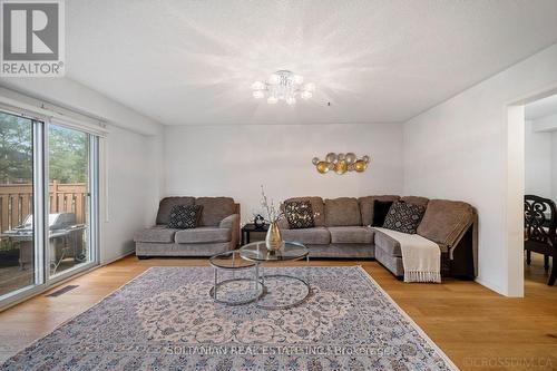 582 Pinder Avenue, Newmarket, ON - Indoor Photo Showing Living Room