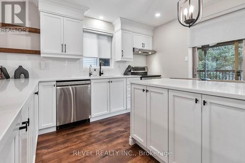 89 Court Drive, Brant, ON - Indoor Photo Showing Kitchen With Upgraded Kitchen