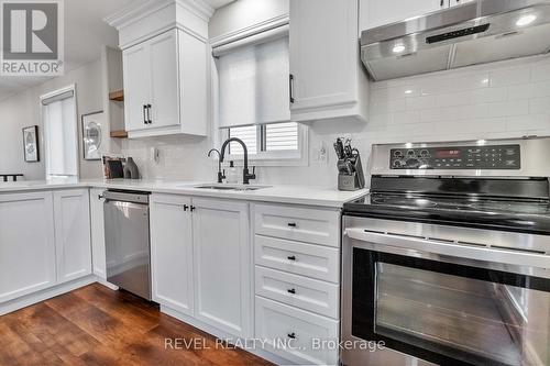 89 Court Drive, Brant, ON - Indoor Photo Showing Kitchen With Upgraded Kitchen