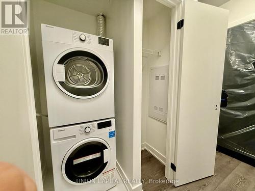 506 - 117 Broadway Avenue, Toronto, ON - Indoor Photo Showing Laundry Room