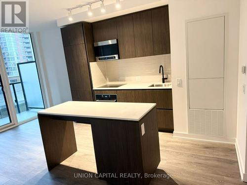 506 - 117 Broadway Avenue, Toronto, ON - Indoor Photo Showing Kitchen