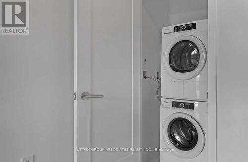 327 - 585 Bloor Street E, Toronto, ON - Indoor Photo Showing Laundry Room