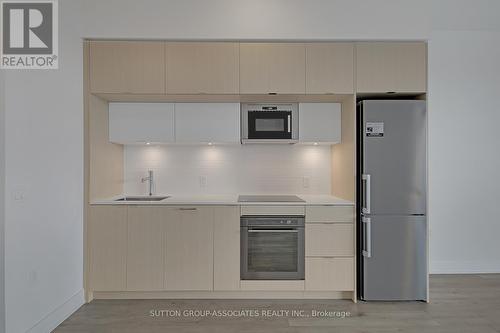 327 - 585 Bloor Street E, Toronto, ON - Indoor Photo Showing Kitchen