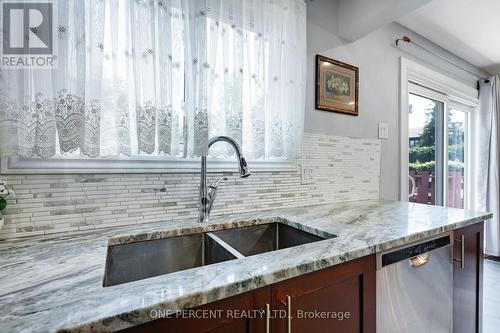 906 Cahill Drive W, Ottawa, ON - Indoor Photo Showing Kitchen With Upgraded Kitchen